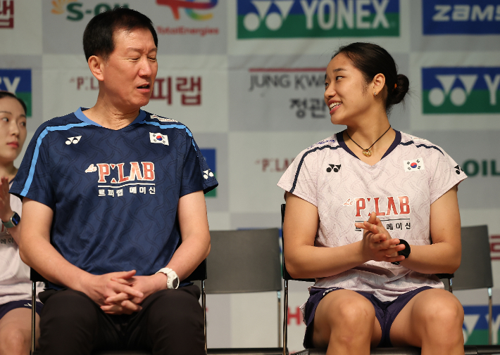 대한민국 배드민턴 국가대표팀 박주봉 감독(왼쪽)과 안세영. 연합뉴스 