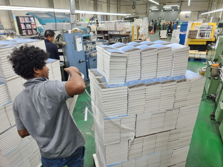 경기 파주시 파주출판단지의 한 인쇄소 제본소. 연합뉴스