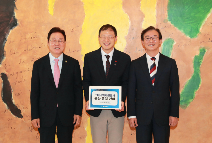 제4회 부울경 정책협의회가 8일 웨스틴조선부산호텔에서 열린 가운데 김상욱 울산시장이 석유공사와 가스공사 통합 본사 울산 유치 건의서를 전재수 부산시장과 박완수 경남지사에게 전달하고 있다. 울산시 제공