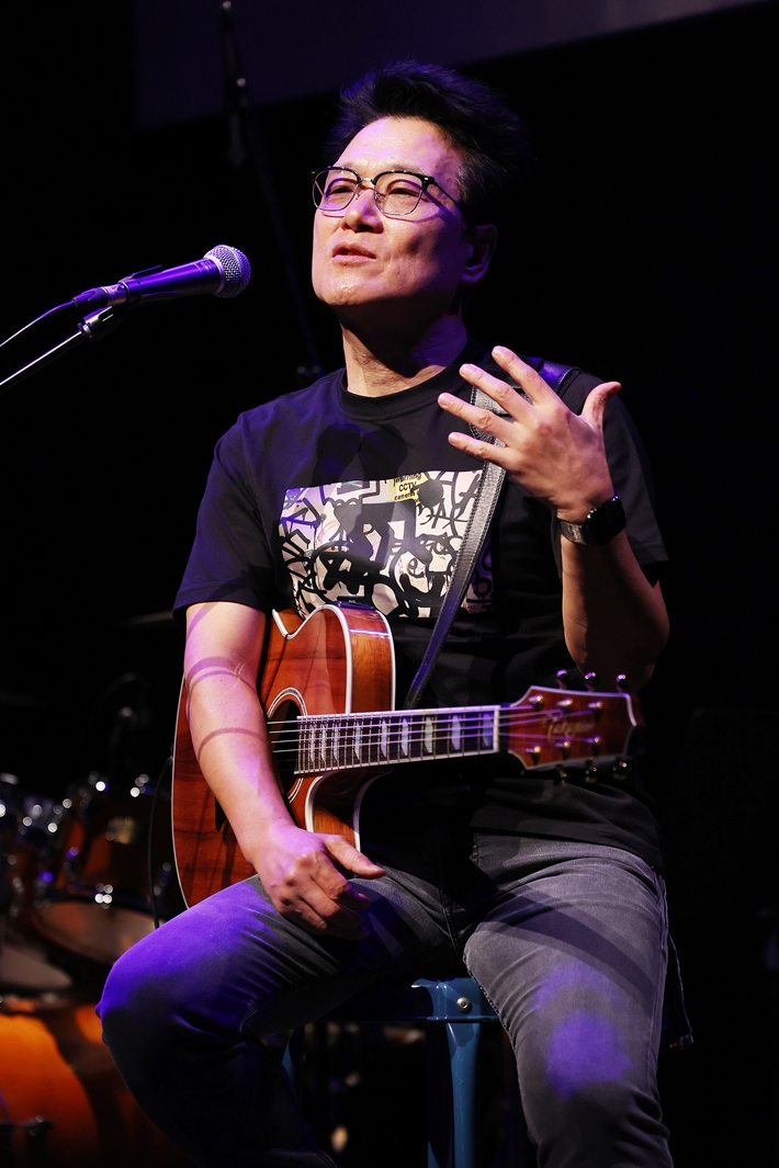 8일 오후 서울 마포구 연남스페이스에서 열린 정규 15집 '시즈 더 데이' 쇼케이스에서 가수 안치환이 발언하는 모습. 연합뉴스