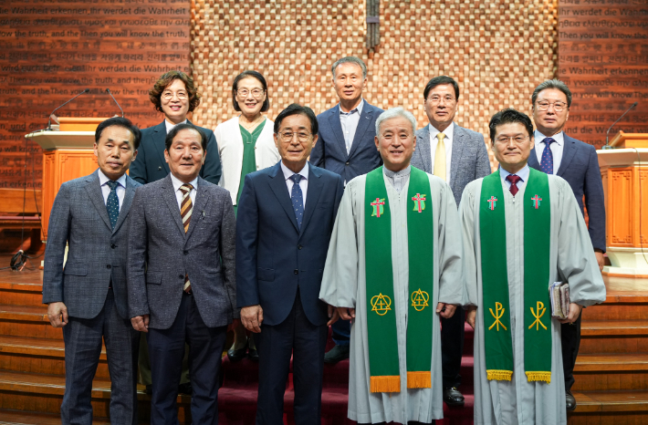 전주노회 임원들과 한일장신대학교 관계자들이 예배를 마친 뒤 기념촬영을 하고 있다. 한일장신대학교 제공