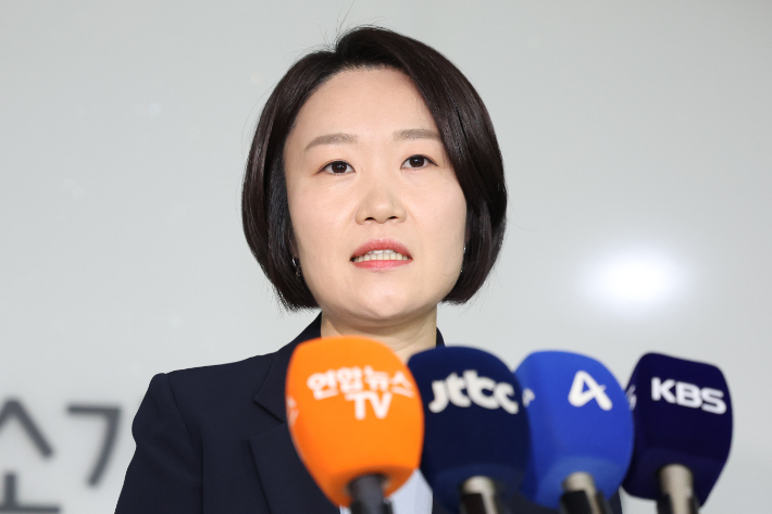 이소영 중소벤처기업부 장관 후보자가 서울 여의도 중소기업중앙회를 찾아 차담회를 마친 뒤 취재진과 질의응답하고 있다. 연합뉴스