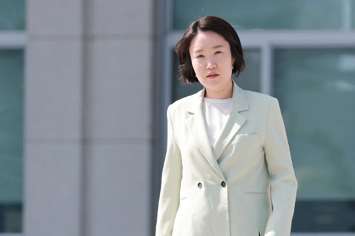 중소벤처기업부 장관 후보자인 더불어민주당 이소영 의원이 국회 본청 앞에서 22대 국회 후반기 정기국회 개원 기념사진을 촬영하기 위해 이동하고 있다. 연합뉴스