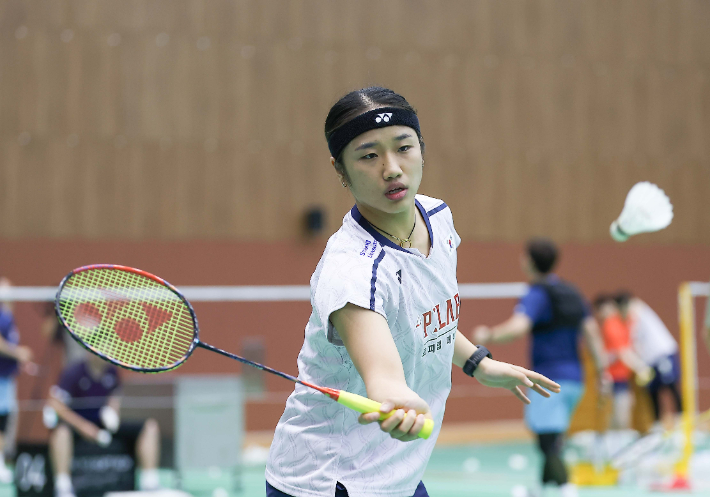 대한민국 배드민턴 국가대표 안세영이 8일 진천 국가대표선수촌에서 열린 2026 아이치·나고야 아시안게임 대한배드민턴협회 미디어 데이 공개 훈련을 소화하고 있다. 연합뉴스 