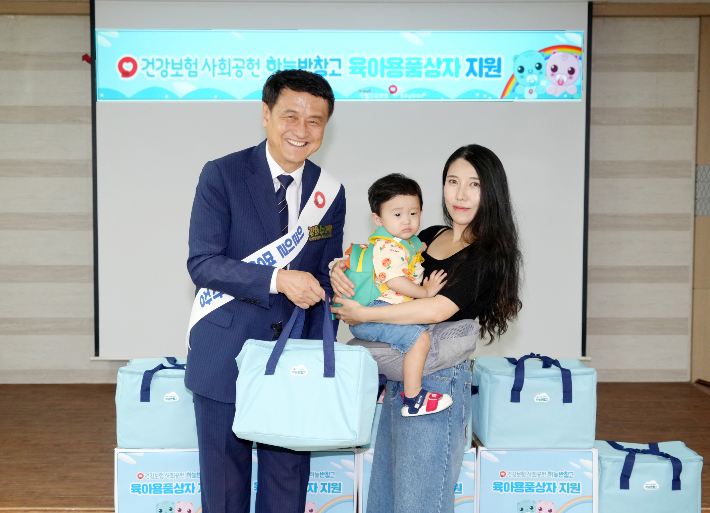 김희수 전북도의장이 8일 국민건강보험공단 전주남부지사 명예지사장을 맡아 출산가정에 육아용품을 전달했다. 전북도의회 제공