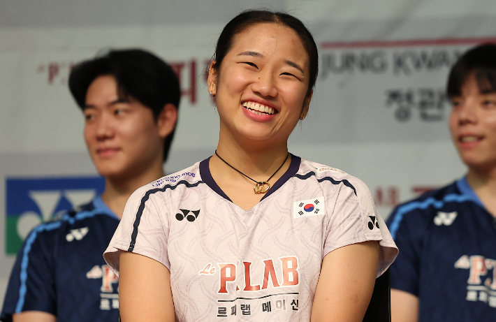 대한민국 배드민턴 국가대표 안세영이 8일 진천 국가대표선수촌에서 열린 2026 아이치·나고야 아시안게임 대한배드민턴협회 미디어 데이에서 미소를 보이고 있다. 연합뉴스 