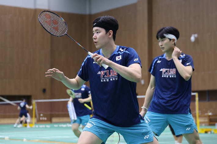 대한민국 배드민턴 국가대표 서승재와 김원호가 8일 진천 국가대표선수촌에서 열린 2026 아이치·나고야 아시안게임 대한배드민턴협회 미디어데이 공개 훈련을 소화하고 있다. 연합뉴스 