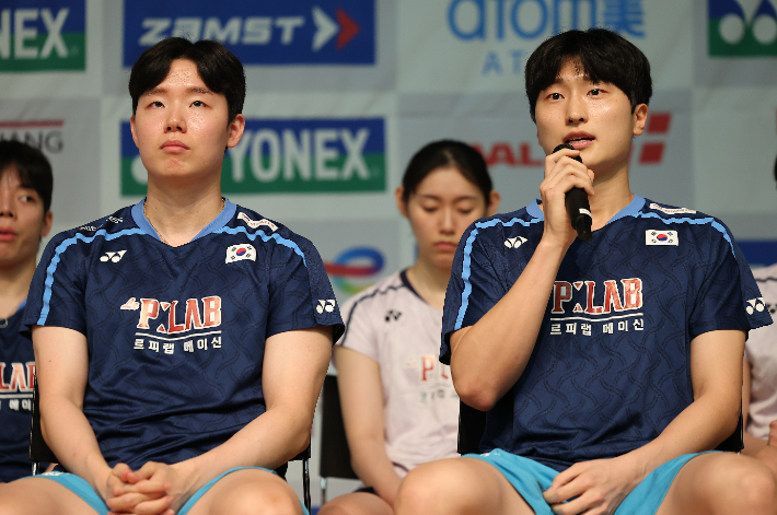 대한민국 배드민턴 국가대표 서승재(왼쪽)와 김원호가 8일 진천 국가대표선수촌에서 열린 2026 아이치·나고야 아시안게임 대한배드민턴협회 미디어 데이에서 발언하고 있다. 연합뉴스 