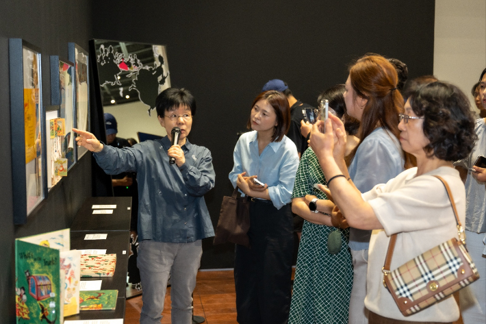 포스코미술관 광양을 찾은 관람객이 그림책에 대한 설명을 듣고 있다. 광양제철소 제공 