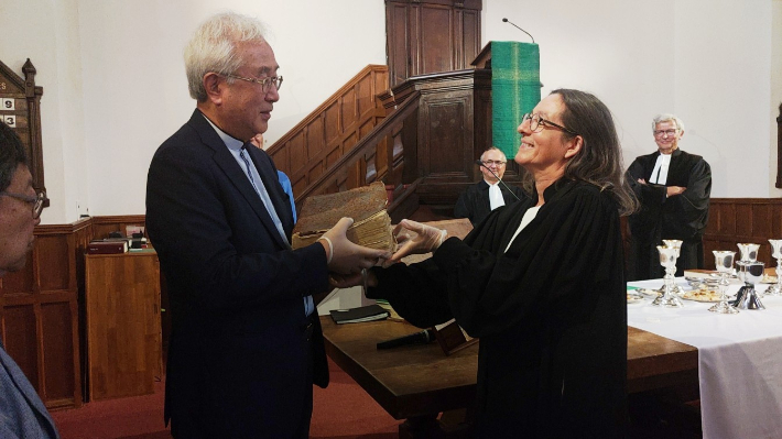 엠마뉘엘 세이볼트(Emmanuelle Seyboldt) 프랑스연합개신교회 전 총회장이 손달익 한국기독교역사문화관 이사에게 유물을 전달하고 있다. 한국기독교역사문화관 제공