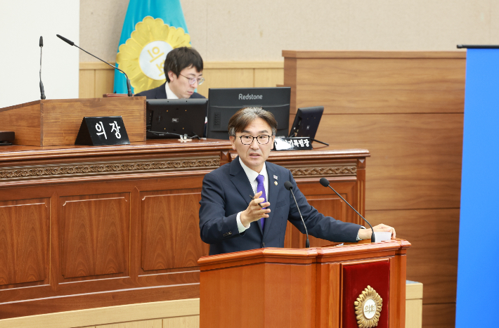 시정질문하고 있는 전홍표 창원시의원. 창원시의회 제공 