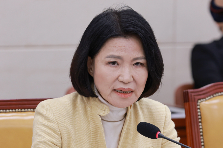 국민의힘 이진숙 의원이 8일 국회 과학기술정보방송통신위원회 전체회의에서 여당 간사인 더불어민주당 한준호 의원이 제안한 '이진숙 위원 본인 관련 안건에 대한 발언·표결 회피 촉구 결의안'과 관련해 신상 발언하고 있다. 연합뉴스
