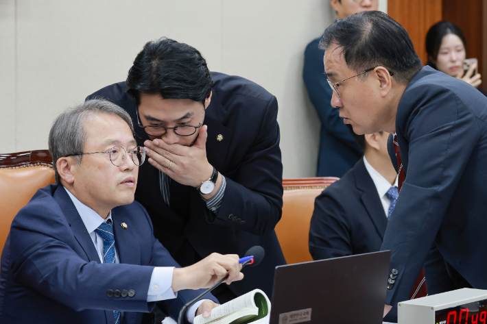 8일 국회 과학기술정보방송통신위원회 전체회의에서 위원장인 더불어민주당 송기헌 의원과 여야 간사인 민주당 한준호 의원·국민의힘 최형두 의원이 대화하고 있다. 연합뉴스