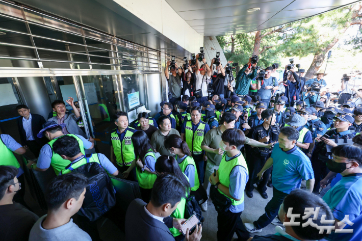 6·3 지방선거 투표용지 부족 사태로 촉발된 잠실 개표소 봉쇄 시위가 이어진 8일 대한체육회 등 관계자들이 경찰의 지원을 받아 서울 송파구 올림픽공원 핸드볼경기장으로 진입하고 있다. 박종민 기자