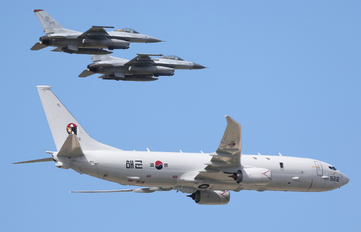 전투기 호위 받으며 비행하는 해군 해상초계기(P-8A). 연합뉴스