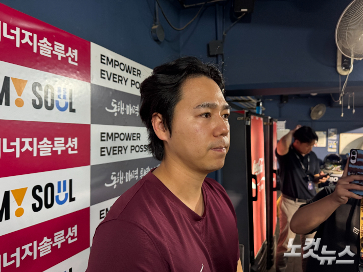 취재진과 인터뷰하는 하영민. 김조휘 기자