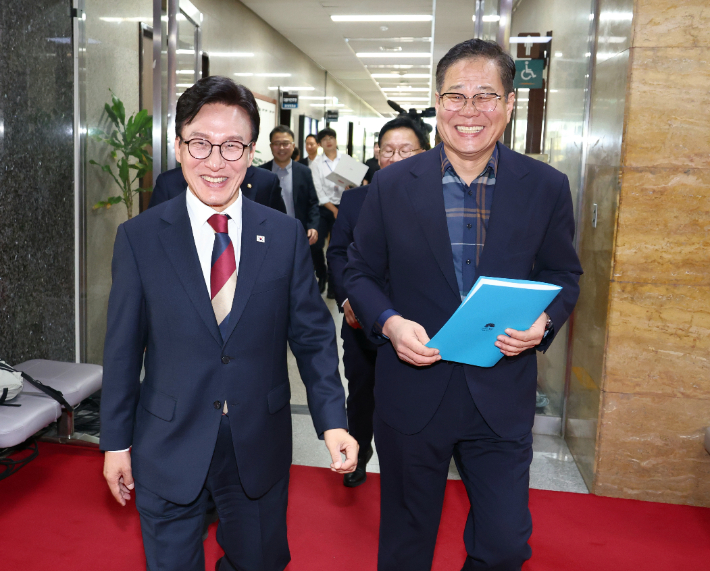 조지훈 전주시장은 지난 8일 국회를 찾아 더불어민주당 김민석 당대표와 한병도 원내대표 등 여당 지도부를 만나 전주시 주요 현안 사업의 국가예산 반영을 요청했다. 전주시 제공
