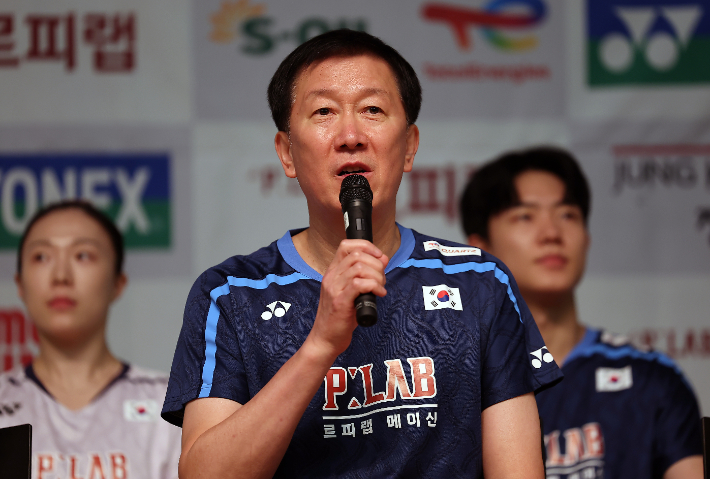 대한민국 배드민턴 국가대표팀 박주봉 감독이 8일 진천 국가대표선수촌에서 열린 2026 아이치·나고야 아시안게임 대한배드민턴협회 미디어 데이에서 출사표를 밝히고 있다. 연합뉴스 