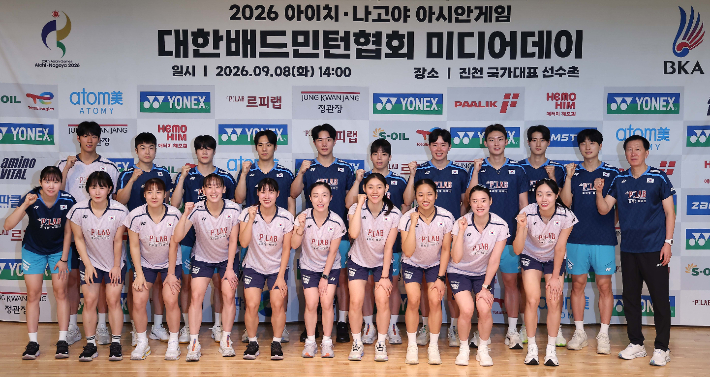 대한민국 배드민턴 국가대표 안세영을 포함한 선수들이 8일 진천 국가대표선수촌에서 열린 2026 아이치·나고야 아시안게임 대한배드민턴협회 미디어 데이에서 선전을 다짐하고 있다. 연합뉴스 