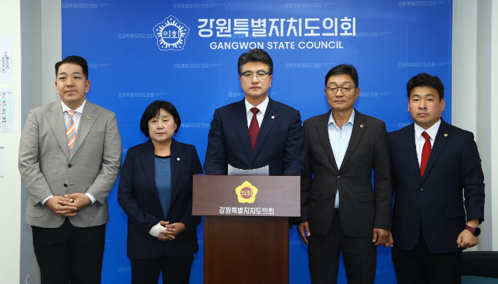 지난 8일 강원도의회 국민의힘 의원들은 도의회 기자실에서 기자회견을 갖고 "칼끝의 방향이 잘못됐다"며 우상호 강원지사를 겨냥했다. 강원도의회 제공