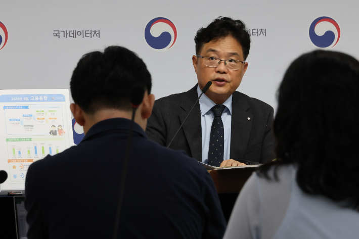 빈현준 국가데이터처 사회통계국장이 9일 세종시 정부세종청사에서 2026년 8월 고용동향을 발표하고 있다. 연합뉴스