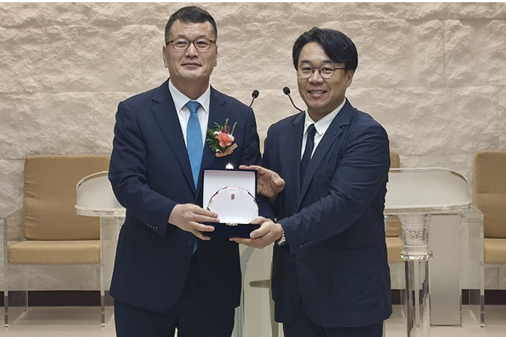 신임 이사장 박선용 목사(왼쪽)가 연구원인 박웅기 목사로부터 취임패를 받고 있다. 가경교회 제공