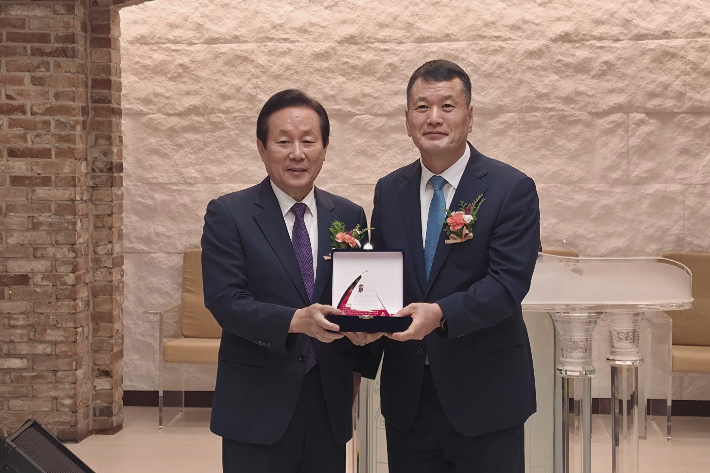 신임 이사장인 박선용 목사가 이임하는 신정호 목사에게 감사패를 증정하고 있다. 가경교회 제공