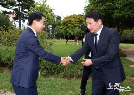 악수하는 국회의장-상의회장