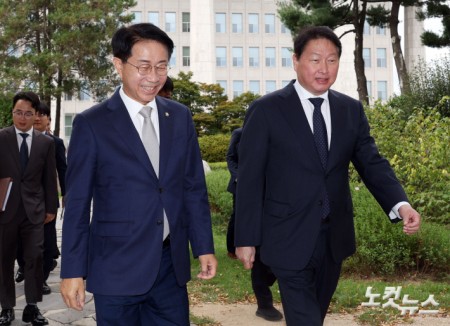 국회 사랑재 향하는 국회의장-상의회장
