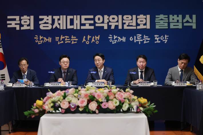 조정식 국회의장이 9일 국회 사랑재에서 열린 경제대도약위원회 출범식에 공동위원장 자격으로 참석해 인사말을 하고 있다. 최태원 대한상공회의소 회장이 공동위원장을 맡았다. 연합뉴스