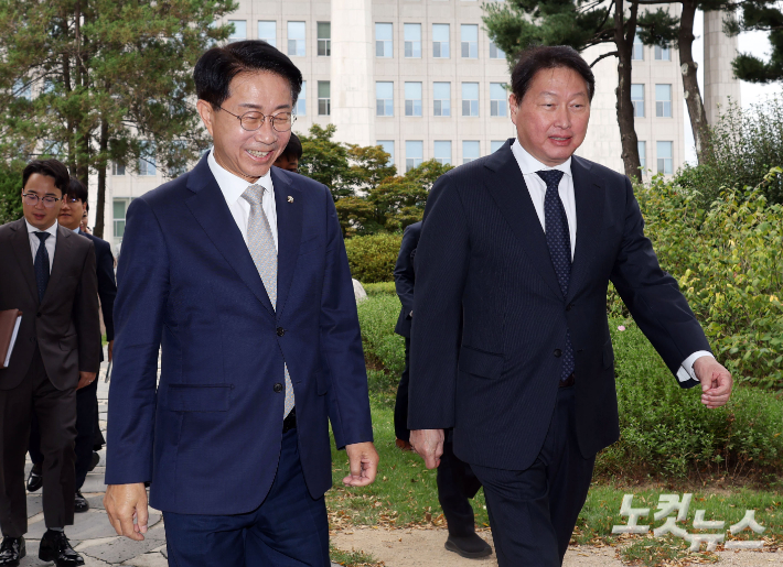 조정식 국회의장(왼쪽)과 최태원 대한상의 회장이 9일 국회 사랑재에서 열린 '국회 경제대도약위원회 출범식' 에 참석하고 있다. 황진환 기자
