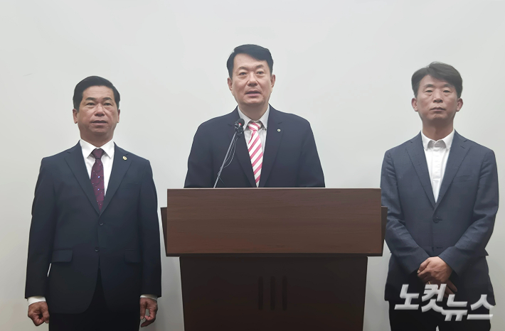 국민의힘 김동원 충북도당위원장이 9일 충북도청 브리핑룸에서 기자회견을 열어 신용한 충북지사에게 공개면담을 요구하고 있다. 최범규 기자