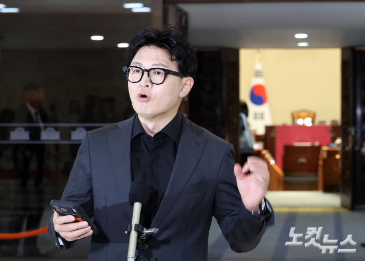 무소속 한동훈 의원이 8일 국회 본회의장 앞에서 취재진과 만나 김승원 법무부 장관 후보자의 '신약 청탁 의혹'과 관련한 입장을 밝히고 있다. 황진환 기자