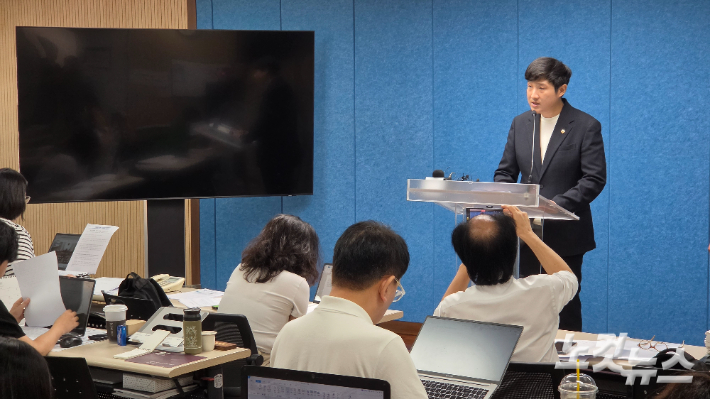 9일 조성민 인천시의원 기자회견 현장. 박창주 기자