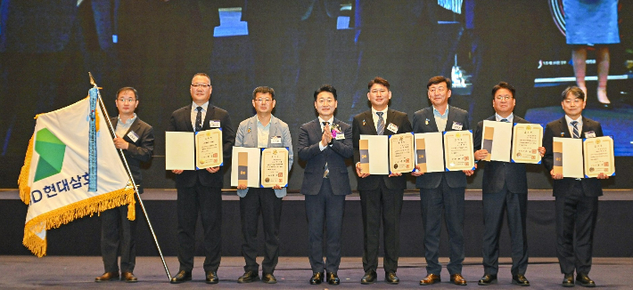 지난 8일 전주 한 호텔에서 열린 '2026 대한민국 전기안전대상' 시상식에서 HD현대삼호 안전·공무 담당임원 이승훈 상무(왼쪽에서 두 번째)를 비롯한 수상자가 기념촬영을 하고 있다. HD현대삼호 제공