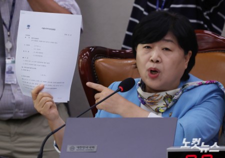 김승원 법무장관 후보자 불기소 처분 결정서 들어보이는 법사위원장