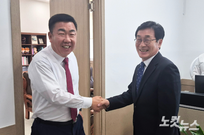 이범석(왼쪽) 전 시장과 이장섭(오른쪽) 청주시장. 최범규 기자