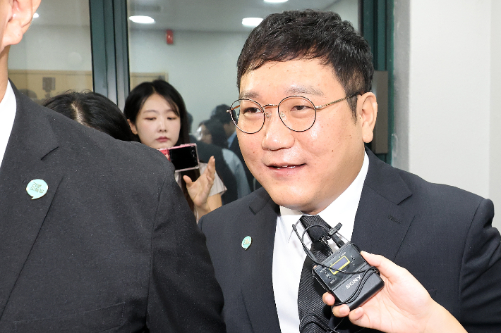 용혜인 성평등가족부 장관 후보자의 남편인 기본소득당 박기홍 최고위원이 7일 서울 여의도 중앙당사에서 열린 최고위원회의에 입장하고 있다. 연합뉴스