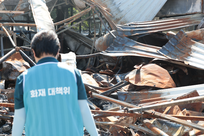 잔해만 남은 활어동 둘러보는 상인. 연합뉴스 