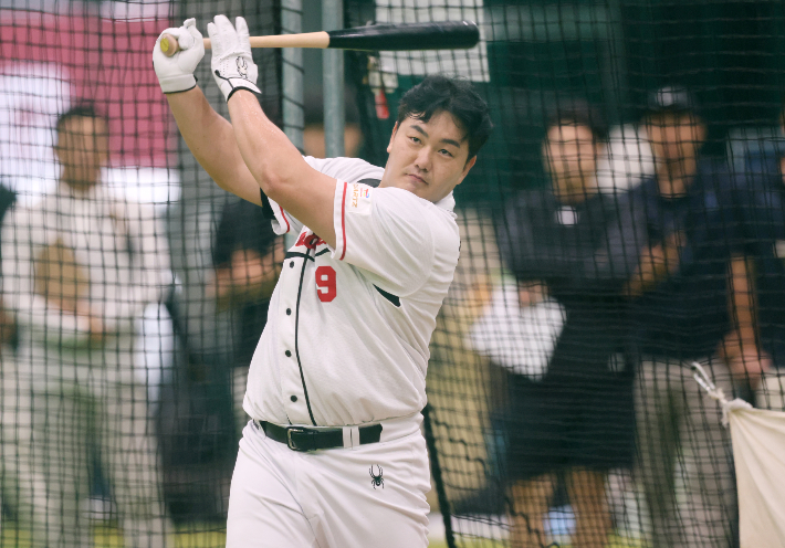 울산 웨일즈 최지만이 1일 경기 고양 국가대표 야구훈련장에서 열린 2027 KBO 신인 드래프트 트라이아웃에 참가해 프리배팅하는 모습. 연합뉴스 