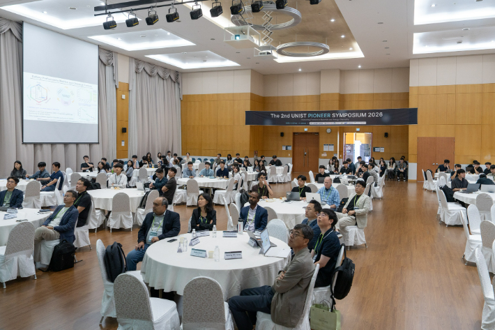 UNIST는 지난 8일과 9일 대학본부 경동홀에서 국내외 산학연 관계자 300여 명이 참석한 가운데 '제2회 UNIST 파이오니어 심포지엄 2026'을 개최했다. UNIST 제공