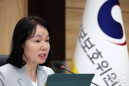 모두발언하는 송경희 위원장