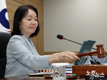 의사봉 두드리는 송경희 위원장