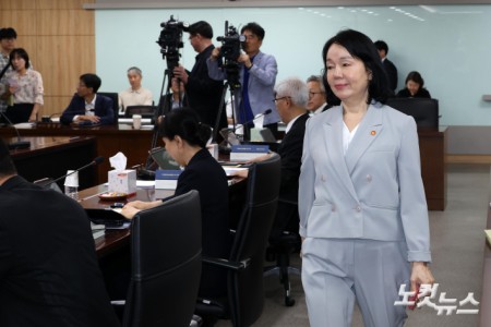 전체회의 참석하는 송경희 위원장