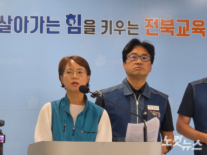 전북 지역 교원 단체들이 9일 전북교육청에서 기자회견을 열고 전임 전북교육감의 사업 비리 의혹을 제기하며 전북교육청에 책임자 문책과 철저한 조사를 촉구했다. 김대한 기자