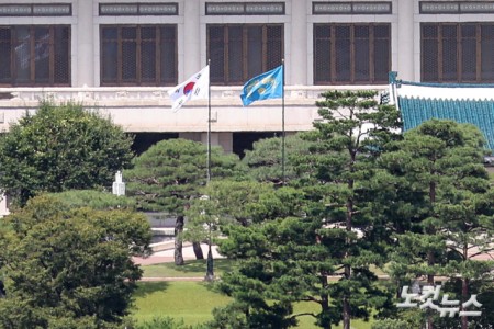 이 대통령 지지율 첫 30% 대 하락