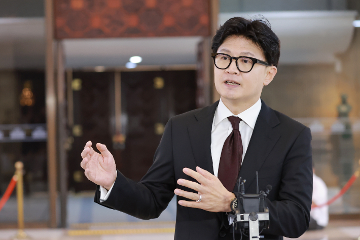 무소속 한동훈 의원이 9일 국회 로텐더홀에서 김승원 법무부 장관 후보자와 관련해 취재진 질문에 답하고 있다. 연합뉴스