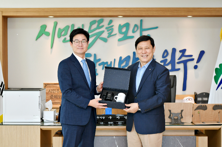 구자열 원주시장(왼쪽)과 KBO 허구연 총재. KBO 