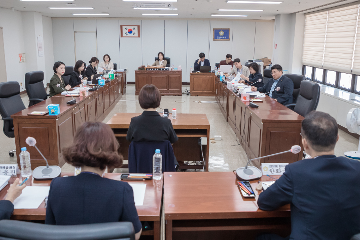 군산시의회 인사청문특위가 군산문화관광재단 대표이사 후보자에 대한 청문을 진행하고 있다. 군산시의회 제공