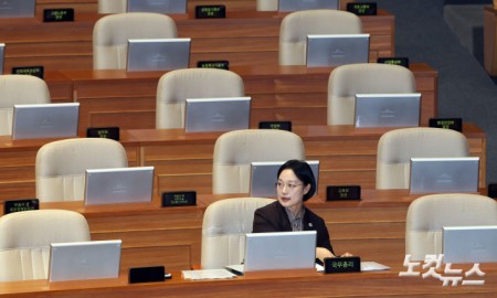 본회의장에 앉은 국무총리